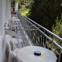 Общий балкон и старый стол
