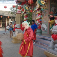 Герои у храма Hainan Temple
