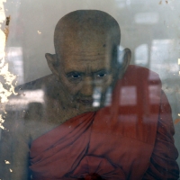 Фигура сидящего монаха