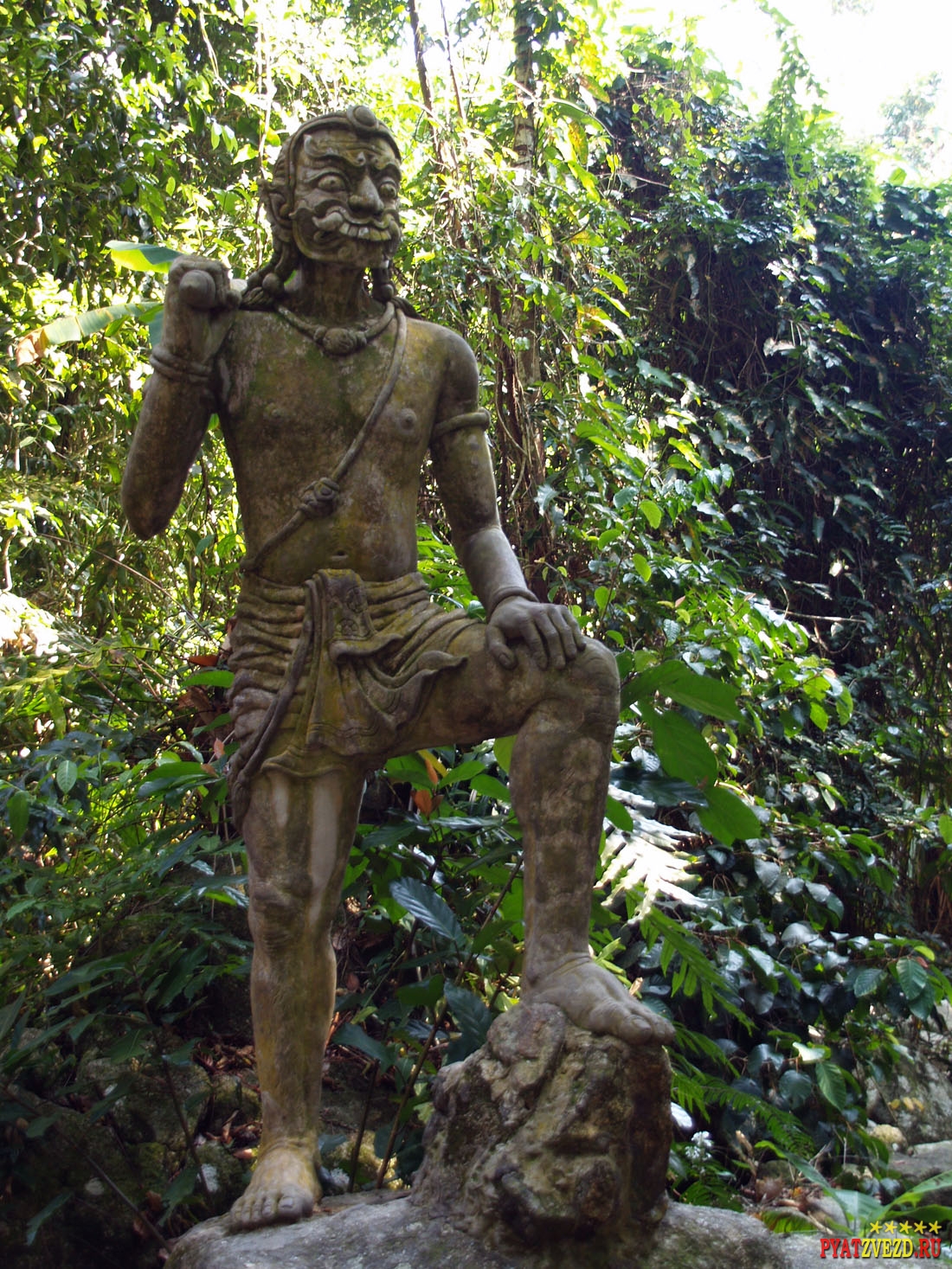 Статуи у реки в джунглях