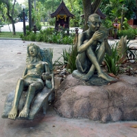 Статуи на пляже Чавенг