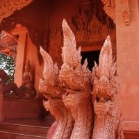 Скульптура у входа в храм