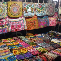 Торговля сувенирами и одеждой в Тае