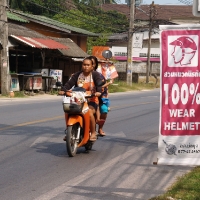 Далеко не все тайцы в шлемах