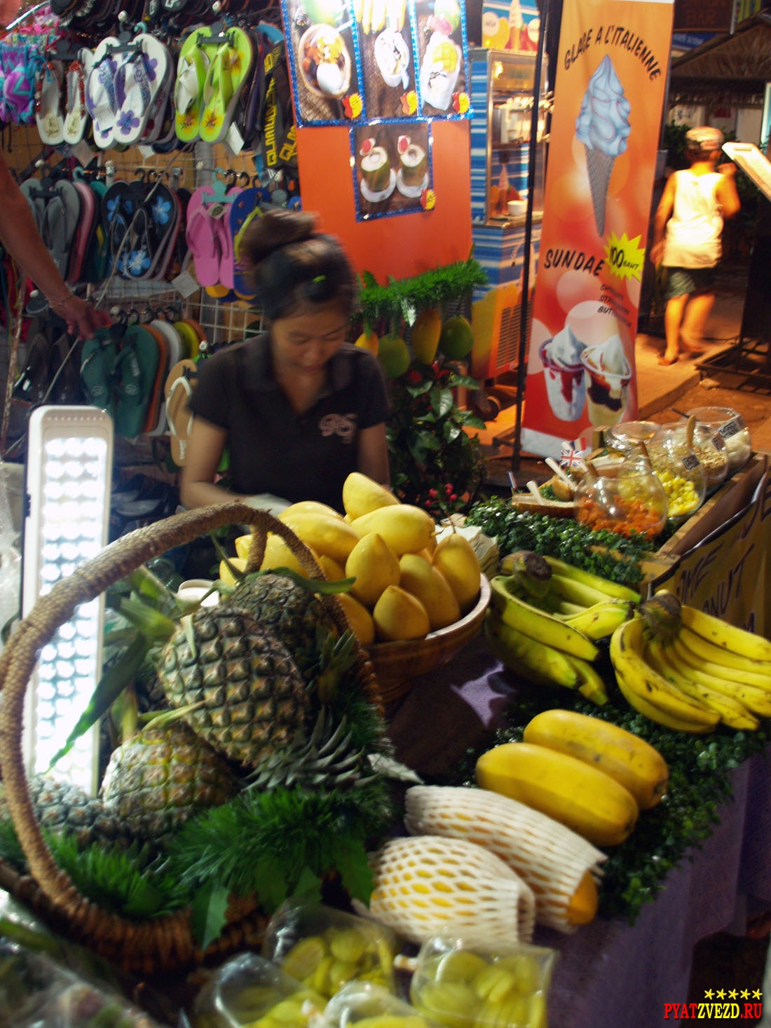Продавец манго и кокосов