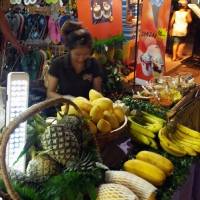Продавец манго и кокосов