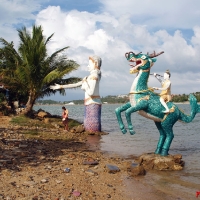Статуи с женщиной и дракон в воде