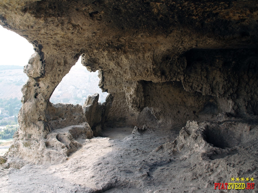 Древние пещеры-кельи