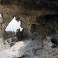 Древние пещеры-кельи
