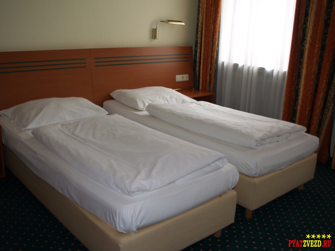 Кровати в номере немецкого отеля