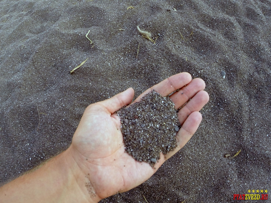 Черный песок в Канаке