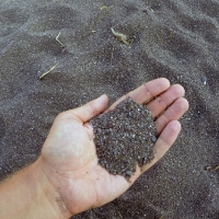 Черный песок в Канаке