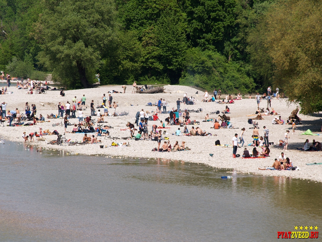 Немцы на реке отдыхают с пивом