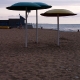 Пляж с зонтиками
