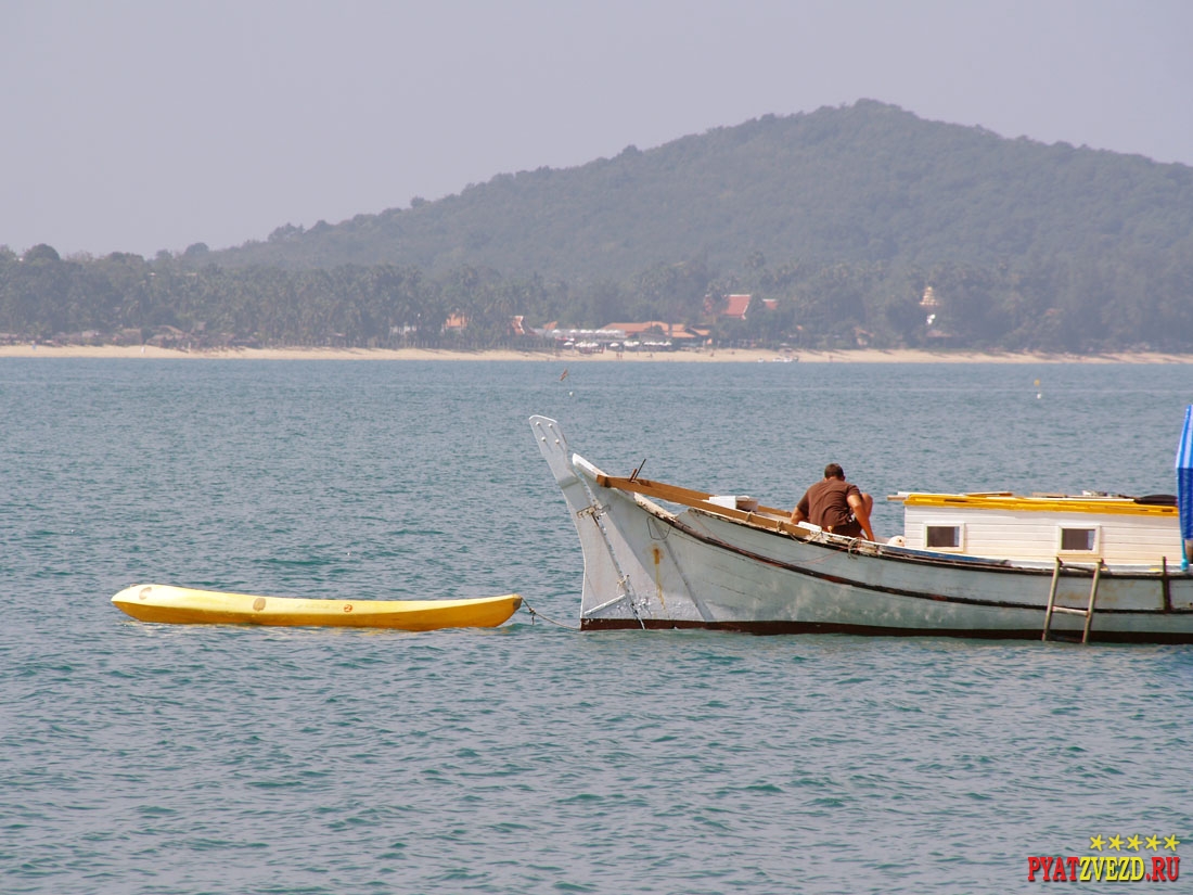 Пляж Маэнам и лодка