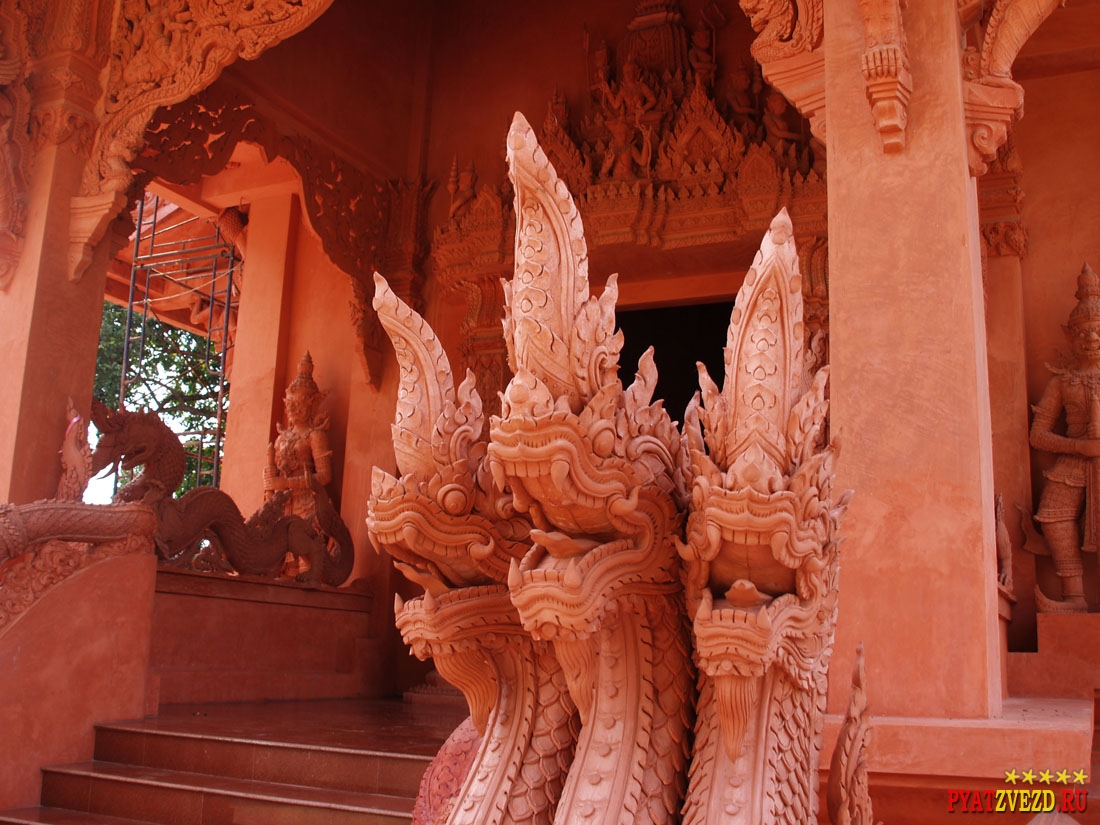 Скульптура у входа в храм