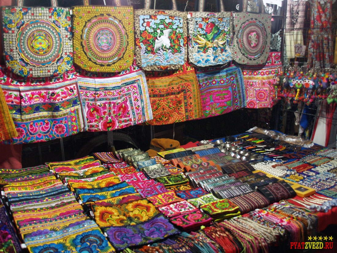 Торговля сувенирами и одеждой в Тае