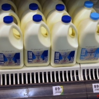 Всегда хотел покупать молоко в больших бутылках